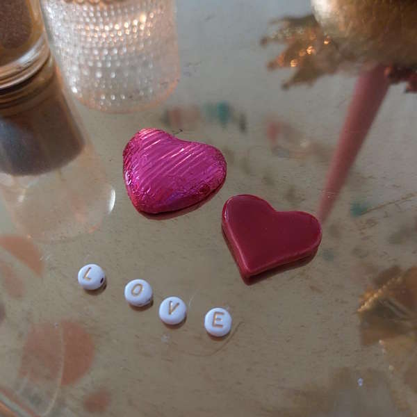 Foto von zwei Herzen mit dem Wort "Love"